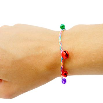 Armbandje uit felgekleurde touwtjes en belletjes per 100 stuks