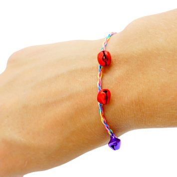 Armbandje uit felgekleurde touwtjes en belletjes per 100 stuks